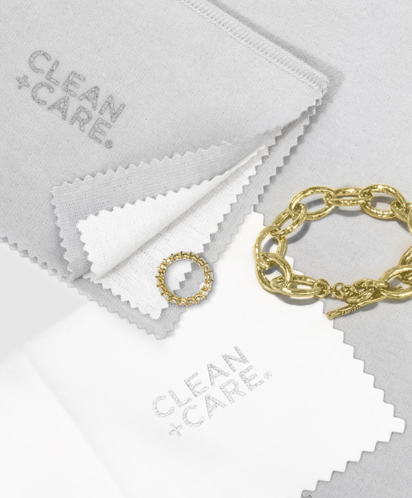Polishing cloths with clean jewelry